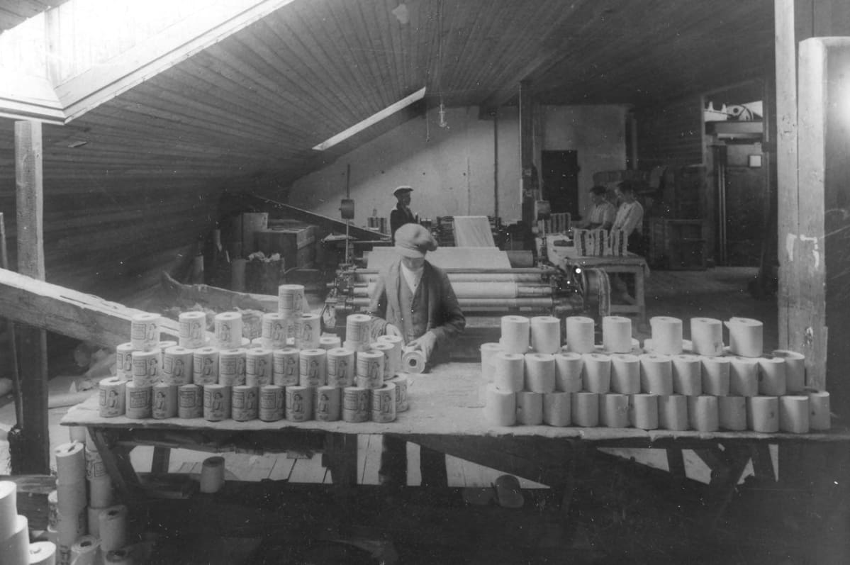 Vessapaperin valmistusta 1920-luvulla