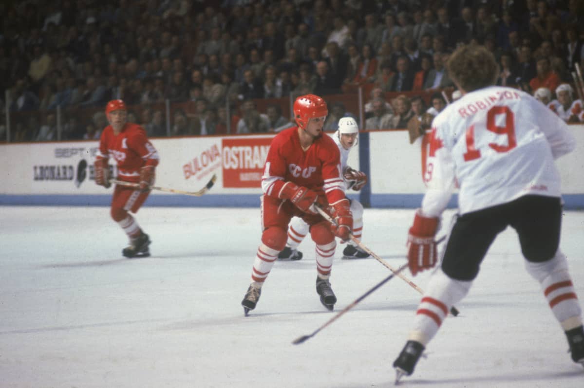 Igor Larionov (kesk.) tuo kiekkoa hyökkäysalueelle, jossa häntä odottaa Larry Robinson. Larionovin kannoilla Wayne Gretzky.