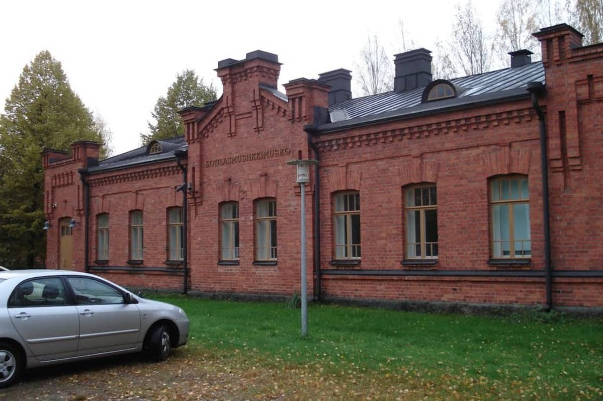 Sotilasmusiikkimuseon rakennus Lahden Hennalassa, entisellä varuskunta-alueella.