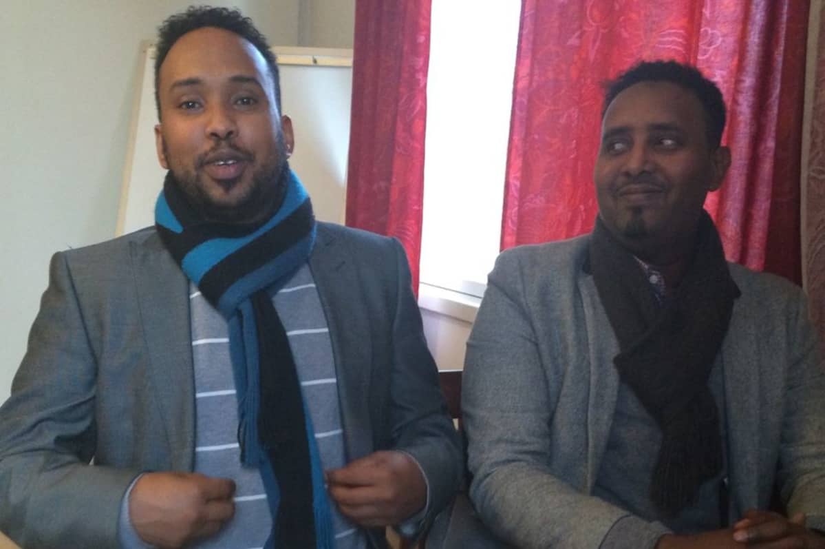 Tulkki Ahmed Ibrahim ja kulttuurisihteeri Mohamed Makaran Ahmed.