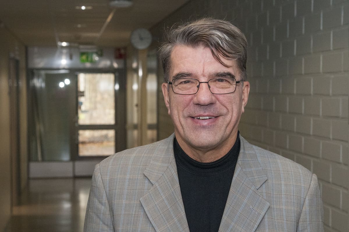 Luja-yhtiöiden hallituksen puheenjohtaja Hannu Isotalo rintakuvassa. Katsoo suoraan kameraan.