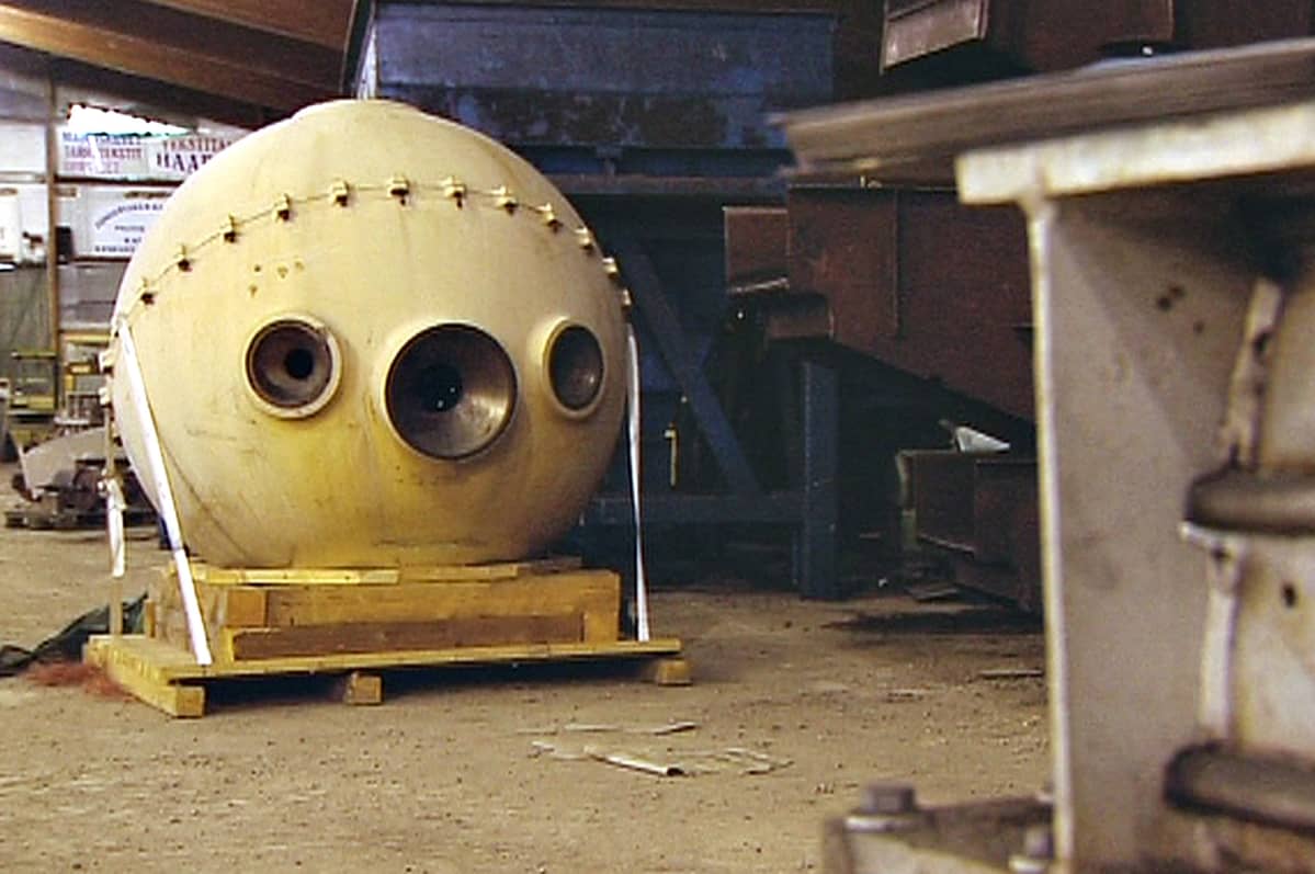 Neuvostoliiton Tiedeakatemia tilasi v. 1984 suomalaisilta kolme syvänmeren sukellusalusta. Miehistöpallo, joka unohtui vuosiksi suomalaiseen varastoon.