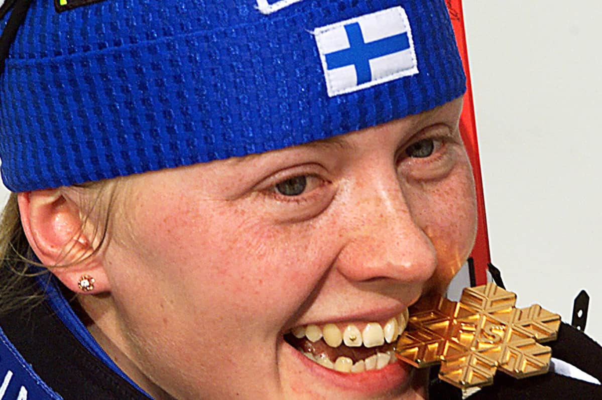 Hiihtäjä Virpi Kuitunen voitettuaan naisten 5 kilometrin matkassa kultaa Lahdessa 2001.