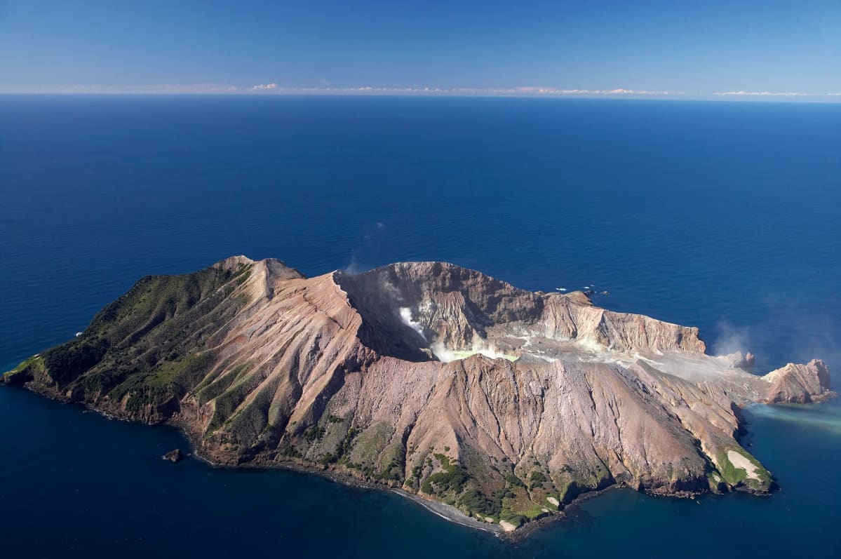 Tulivuori purkautui yllättäen White Islandilla Uudessa-Seelannissa.
