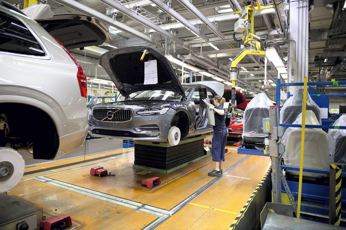 auto tehtaan kokoonpanolinjalla