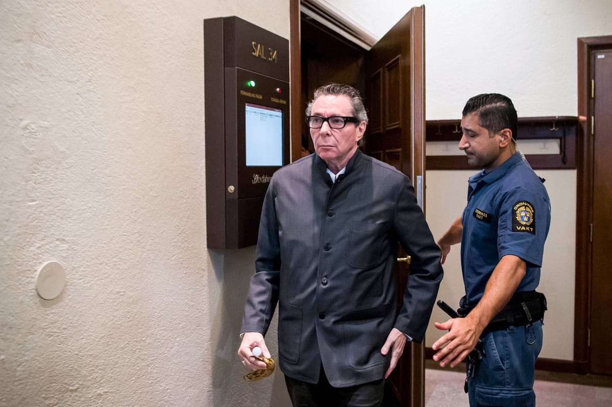 Jean-Claude Arnault poistumassa oikeussalista 24. syyskuuta.