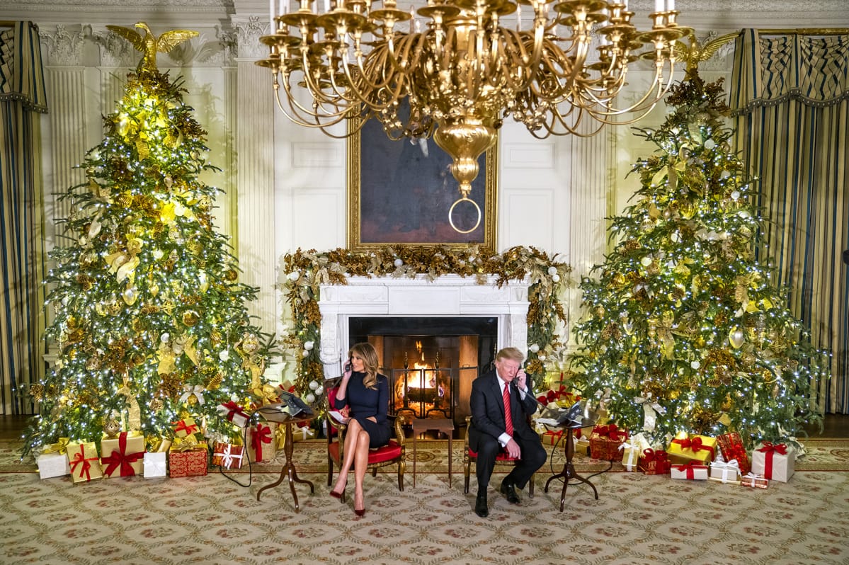 Yhdysvaltain presidentti Donald Trump ja Melania Trump puhuivat puhelimessa lasten kanssa joulusta Valkoisessa talossa 24. joulukuuta.