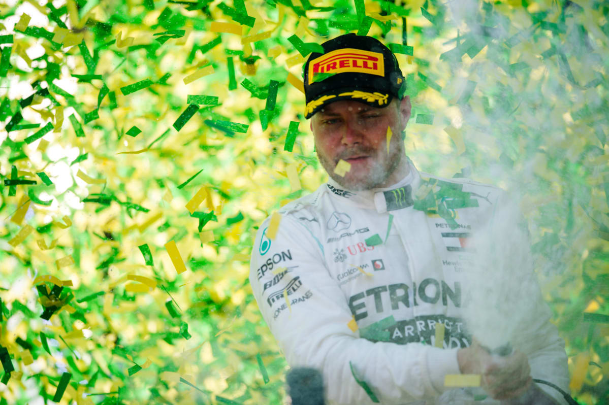 Valtteri Bottas juhlii palkintokorokkeella.