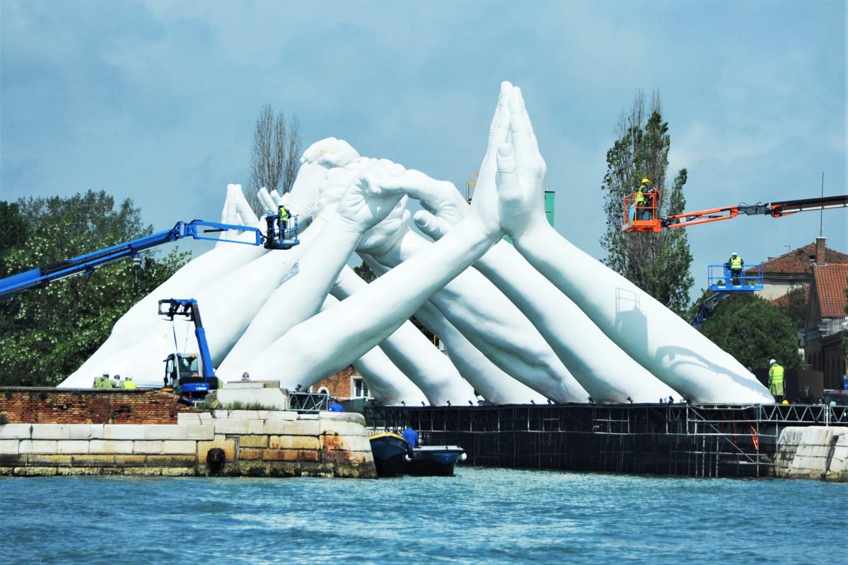 Lorenzo Quinnin teos Building Bridges Venetsian biennalessa