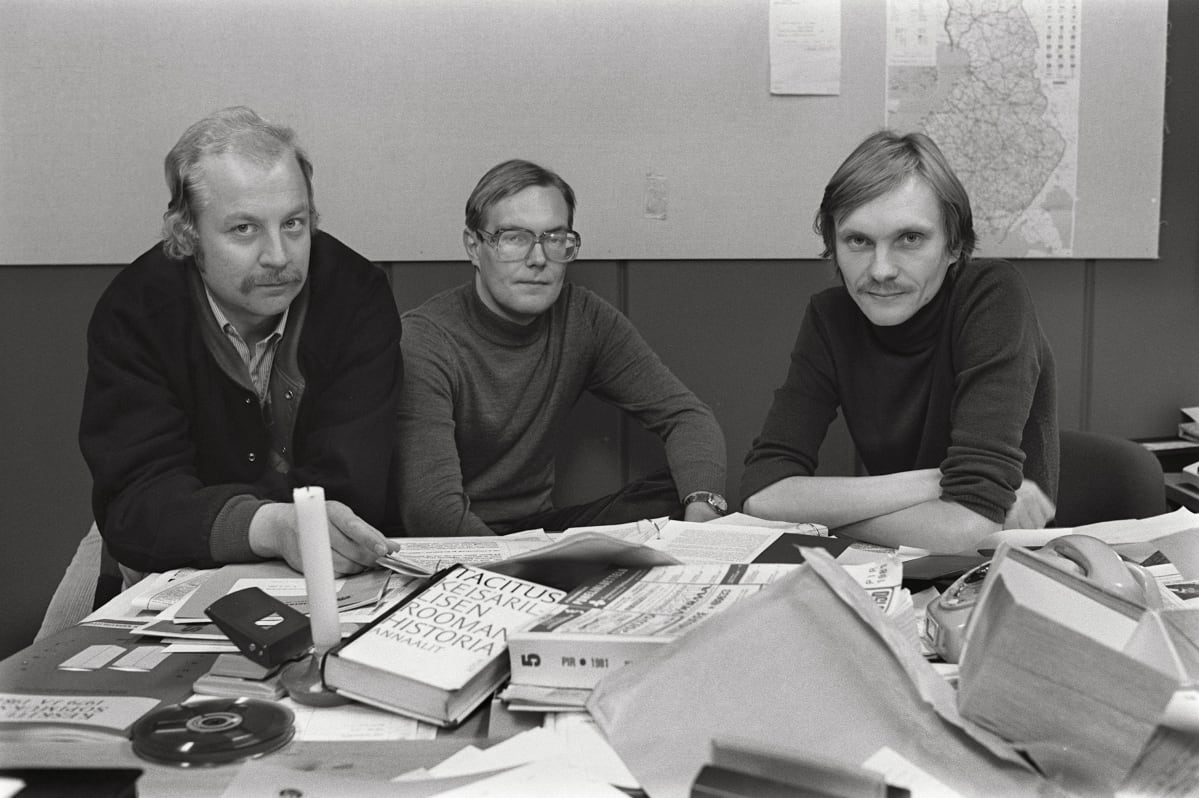 Kova kolmikko Erkki Saksa, Eero Ojanperä ja Vesa Toijonen pöllytti luutuneita kuvioita 80-luvun alussa. TV2:n johto asetti heidän ohjelmansa "Uurnilla tavataan" uusintakieltoon.