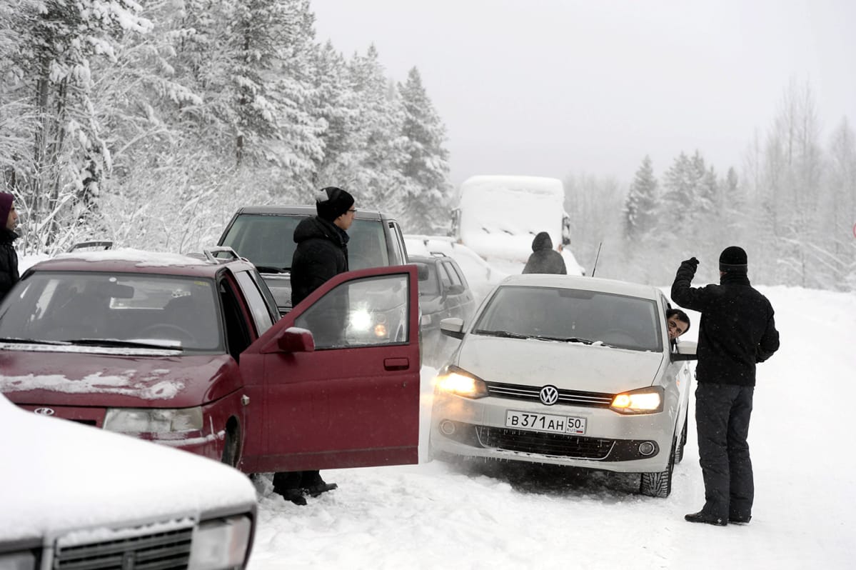 Turvapaikanhakijoiden autoletka odotteli puomiasemalla 3 kilometriä Alakurtista itään lauantaina 23. tammikuuta 2016 Venäjän rajavartiolaitoksen lupaa päästä jatkamaan matkaansa Suomeen Sallan Kelloselän raja-asemalle.