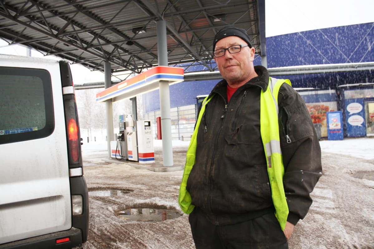 – Kaakonkulmalla 90–95 prosenttia tupakoitsijoista polttaa venäläistä tupakkaa, sanoo Heimo Ratilainen.