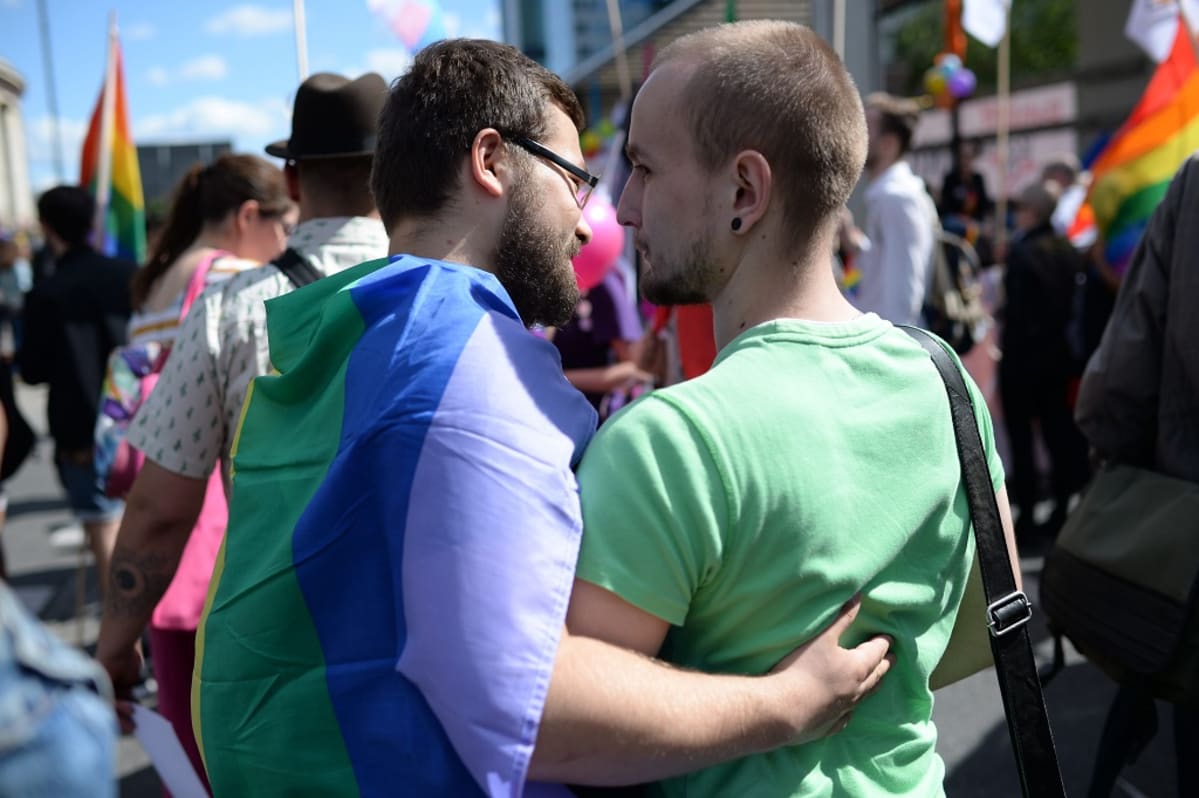 Pride-kulkue marssi Varsovassa seksuaalivähemmistöjen syrjintää vastaan 11. kesäkuuta.