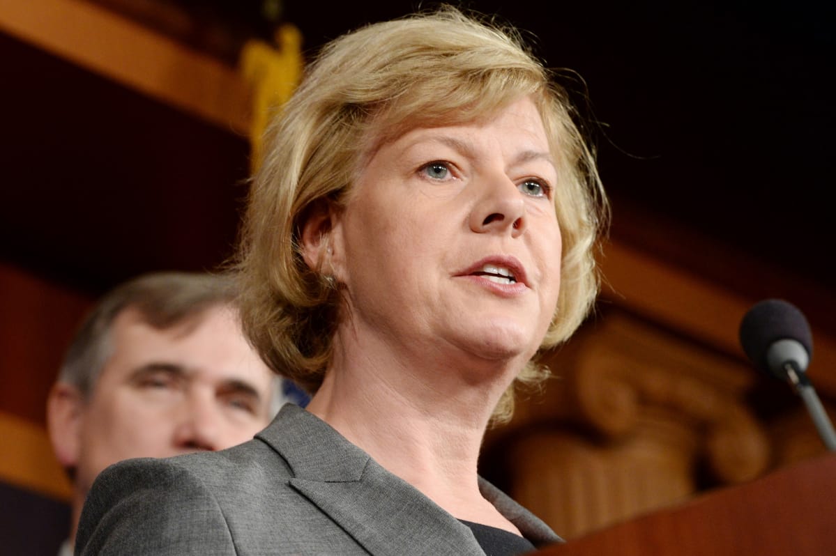 Senattori Tammy Baldwin puhuu lehdistölle marraskuussa 2013.
