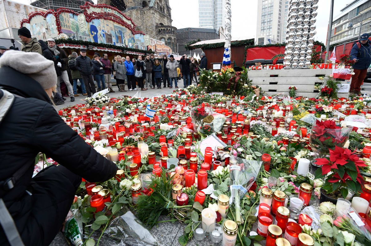 Kukkia ja kynttiläitä Berliinin Breitscheidplatzilla 22. joulukuuta.