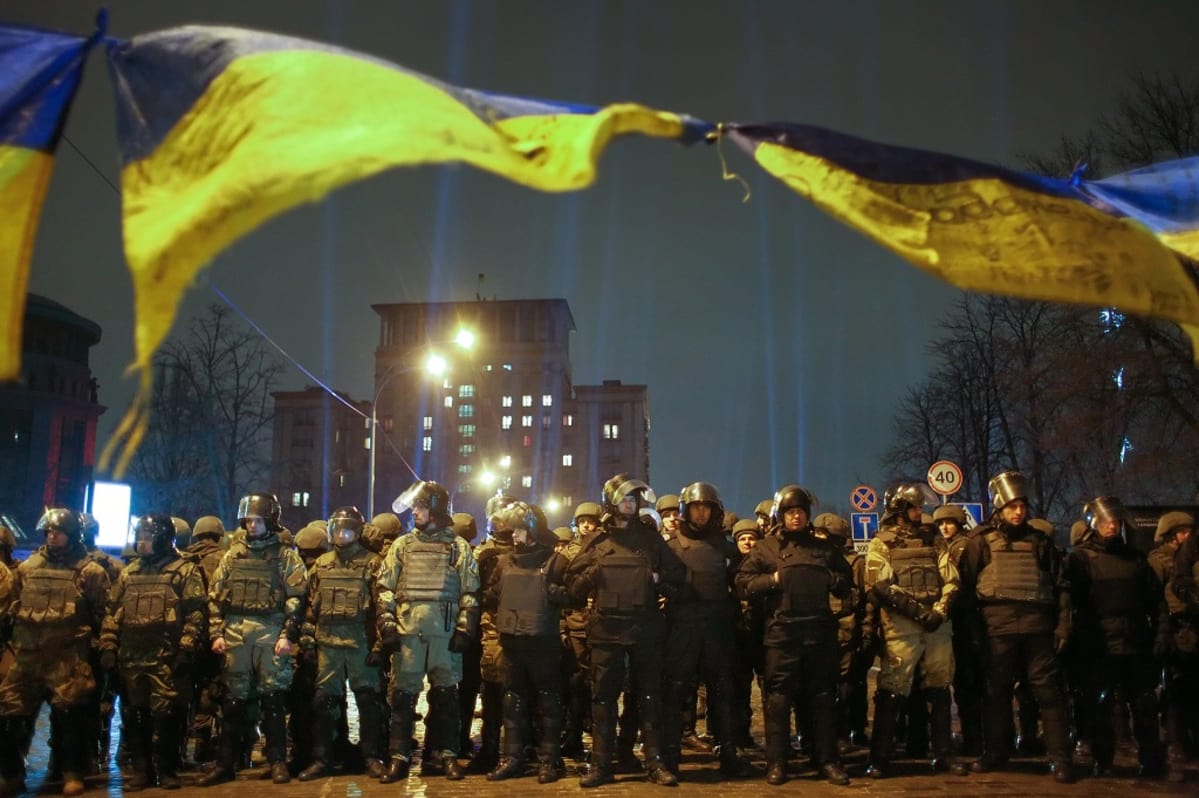 Ukrainan poliisi hillitsemässä protestia lähellä presidentin hallintorakennusta Kiovassa 19. helmikuuta 2017.