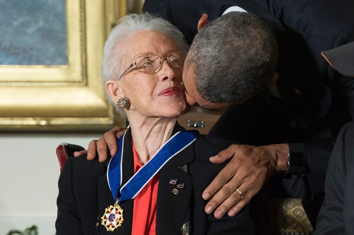 Yhdysvaltain presidentti Barack Obama myönsi Katherine Johnsonille mitalin kiitokseksi hänen urastaan.