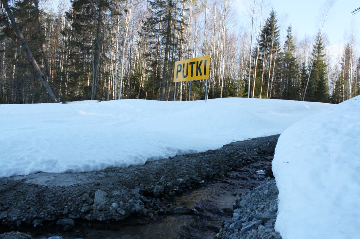 Terrafamen purkuputkea Nuasjärven rannalla.