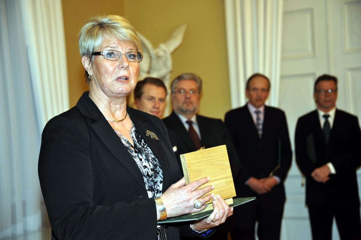 Urheilujohtaja Birgitta Kervinen sai Pro Urheilu -mitalin Helsingissä, 8. joulukuuta 2010.