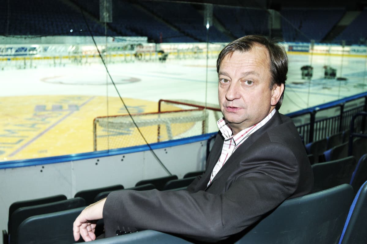 Harry Harkimo jääkiekkokatsomossa 2003.