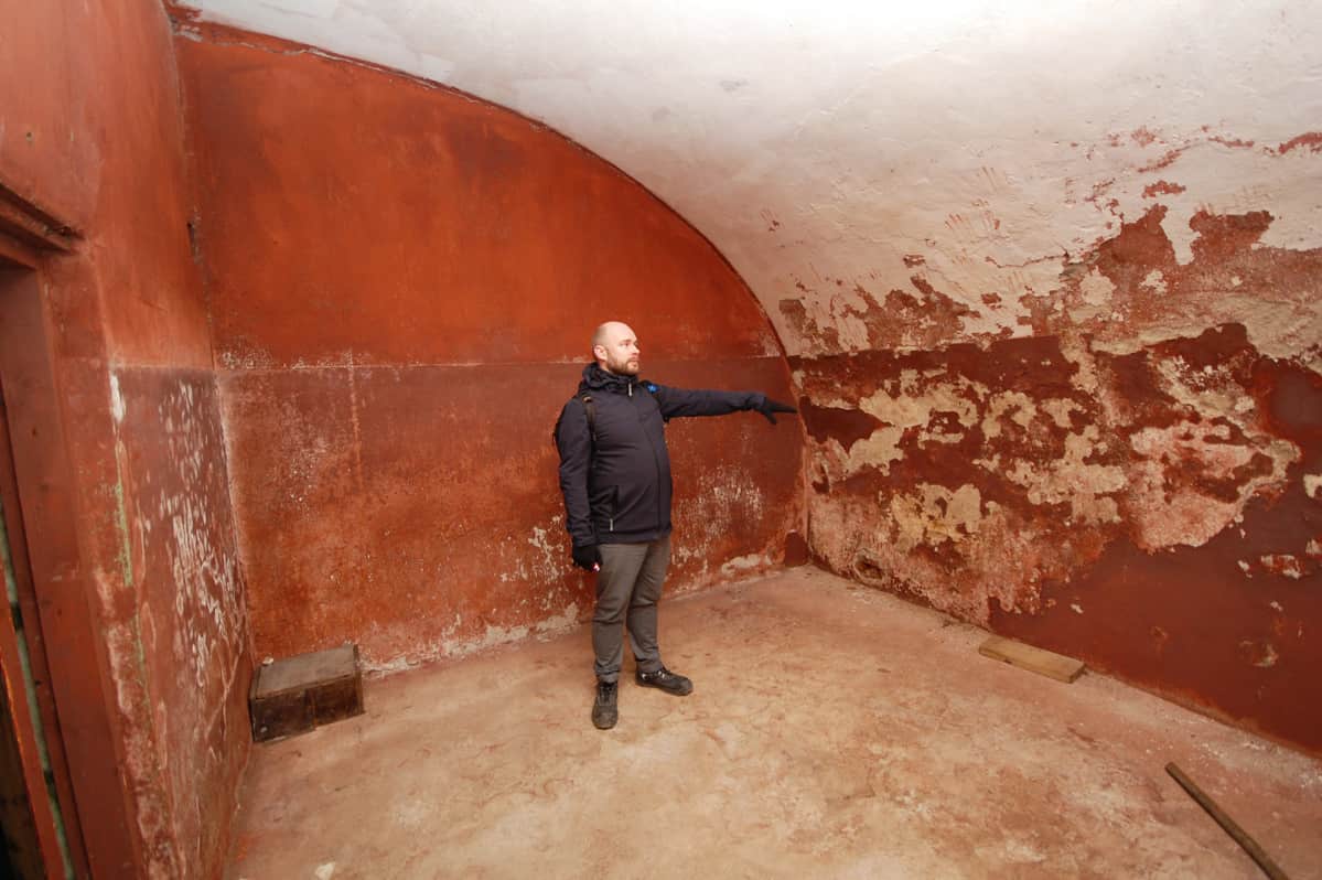 Viron historiallisen muistin instituutin tutkija ja kuraattori Martin Andreller esittelee Patarein teloitushuonetta.