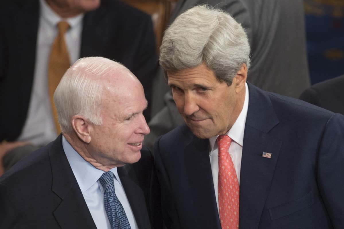John McCain juttelee toisen Vietnamin-veteraanin, demokraattisenaattori John Kerryn kanssa.