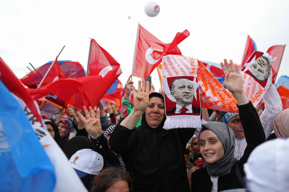 Turkin presidentin kannattajat vaalitilaisuudessa