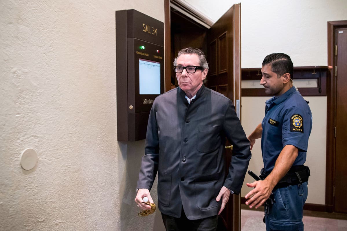 Jean-Claude Arnault poistumassa oikeussalista 24. syyskuuta.