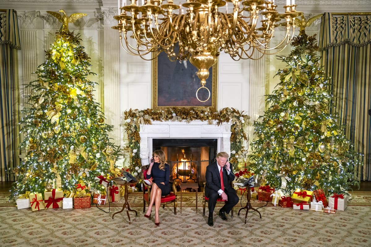 Yhdysvaltain presidentti Donald Trump ja Melania Trump puhuivat puhelimessa lasten kanssa joulusta Valkoisessa talossa 24. joulukuuta.