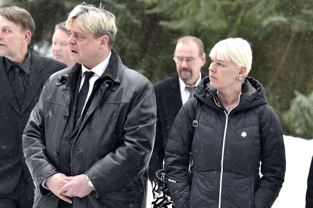 Mäkihyppylegenda Matti Nykäsen leski Pia Nykänen (oik.) ja Ari Järvinen saapuvat Nykäsen siunaustilaisuuteen Jyväskylän vanhan hautausmaan kappelille 2. maaliskuuta