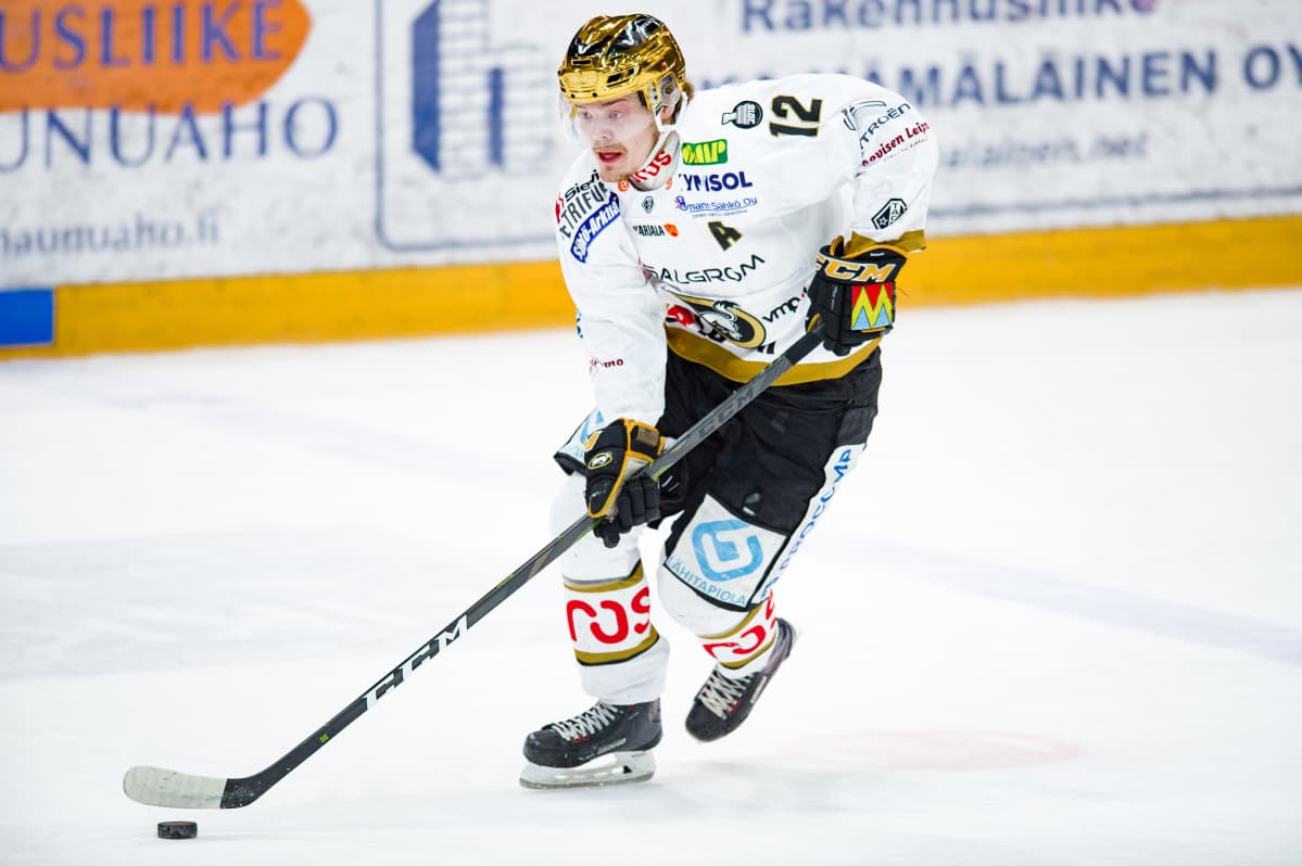 Kärppien Ville Leskinen kiekossa.