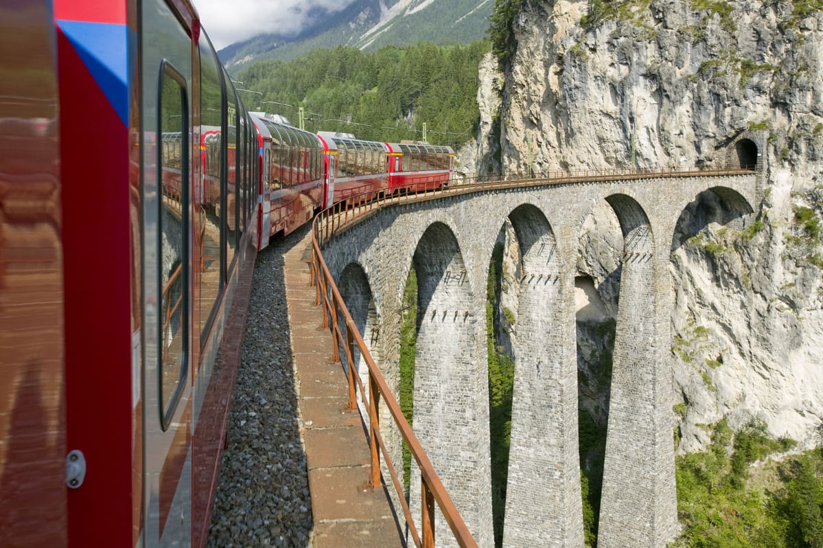 Sveitsin ja Italian välinen juna menossa tunneliin