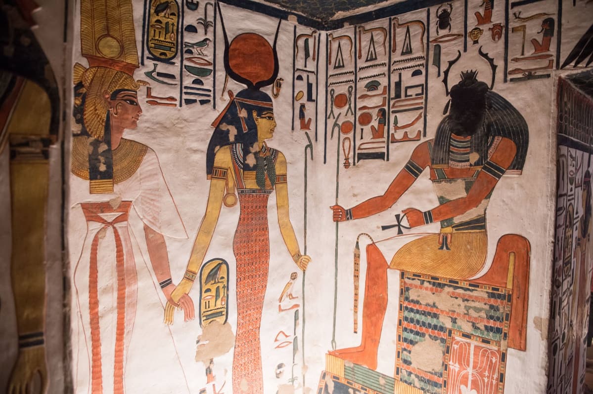 Hautakammion seiniä koristelevat maalaukset, joissa kuvataan vuosituhansien takaista egyptiläisten arkea.