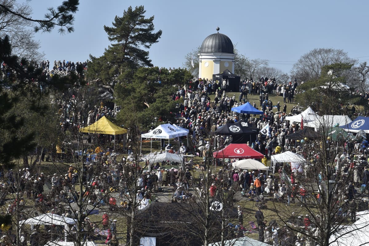 Vapun juhlintaa ja järjestöjen telttakatoksia Helsingin Ullanlinnanmäellä Kaivopuistossa vappupäivänä 1. toukokuuta 2019.