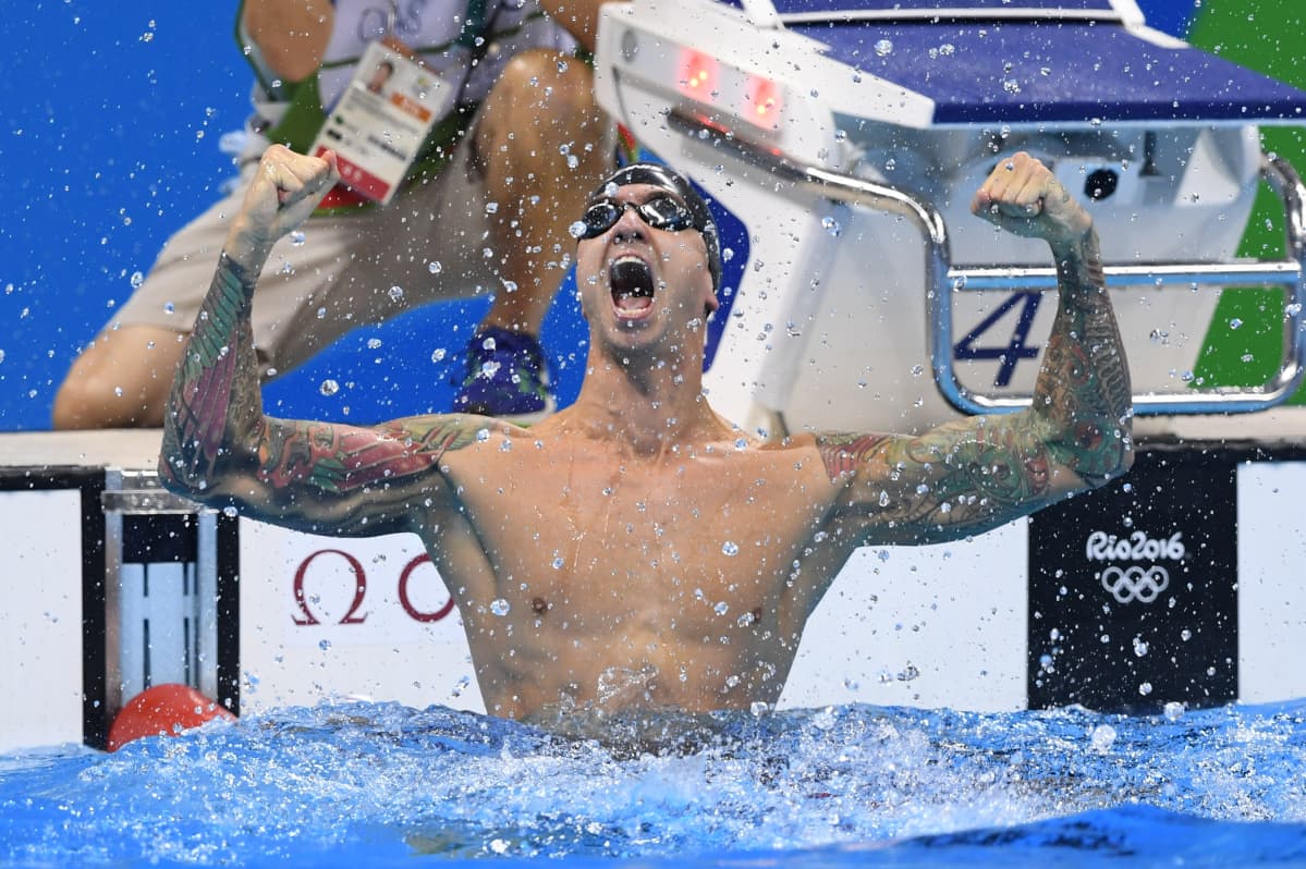 Yhdysvaltalainen Anthony Ervin tuuletti villisti Rio de Janeiron olympia-altaassa 2016, kun hän oli voittanut toista kertaa urallaan kultaa 50 metrin vapaauinnissa.