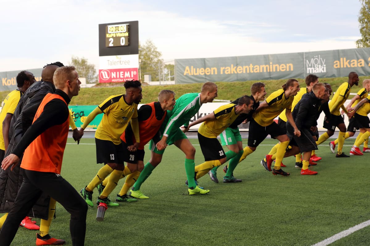 KuPSin pelaajat juhlivat voittoa FC Vitebskistä kotiyleisönsä edessä.