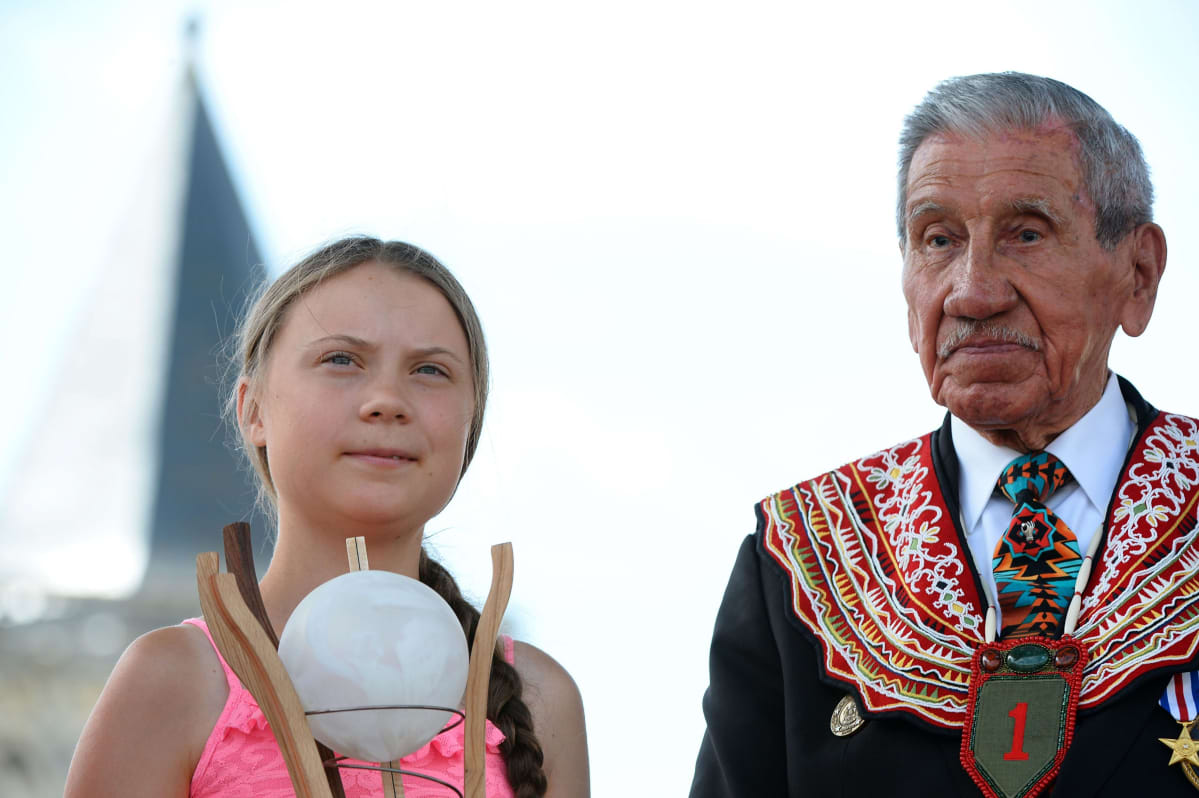 Toisen maailmansodan veteraani Charles Norman poseeraa kuvassa Freedom-palkinnon saaneen ilmastoaktivisti Greta Thunbergin kanssa.
