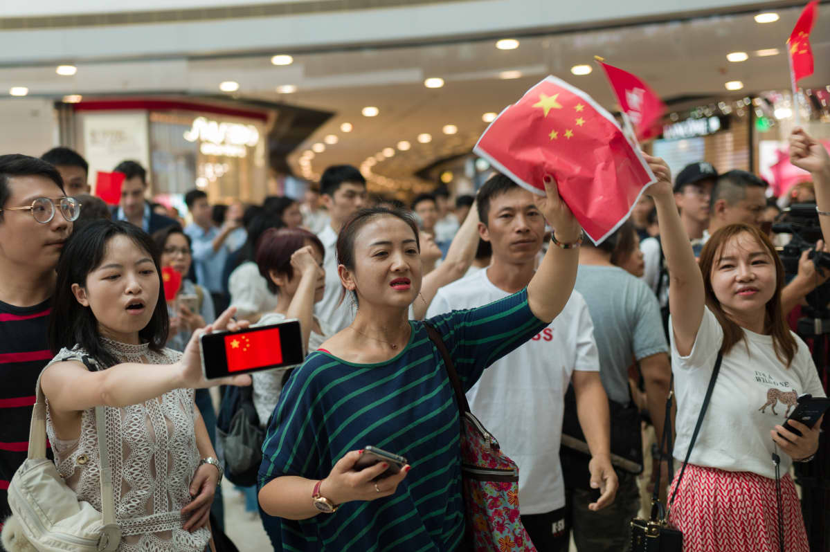 Syyskuussa Hongkongissa nähtiin kilpalaulanta, jossa osa mielenosoittajista kantoi Kiinan lippuja ja lauloi maan kansallislaulua ja osa lauloi protestihymniä.