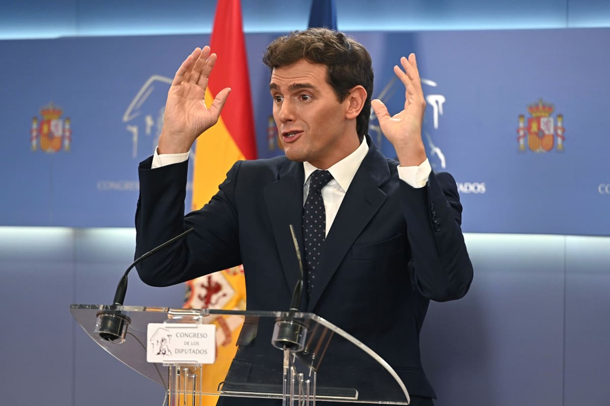 Ciudadanos-puolueen puheenjohtaja Albert Rivera piti tiistaina Madridissa lehdistötilaisuuden tavattuaan Espanjan kuninkaan Felipe VI:nnen.