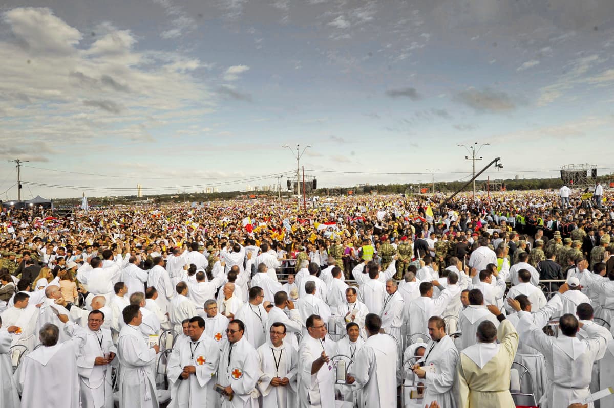 Yleisöä paavi Franciscusin pitämässä messussa Paraguayssa.