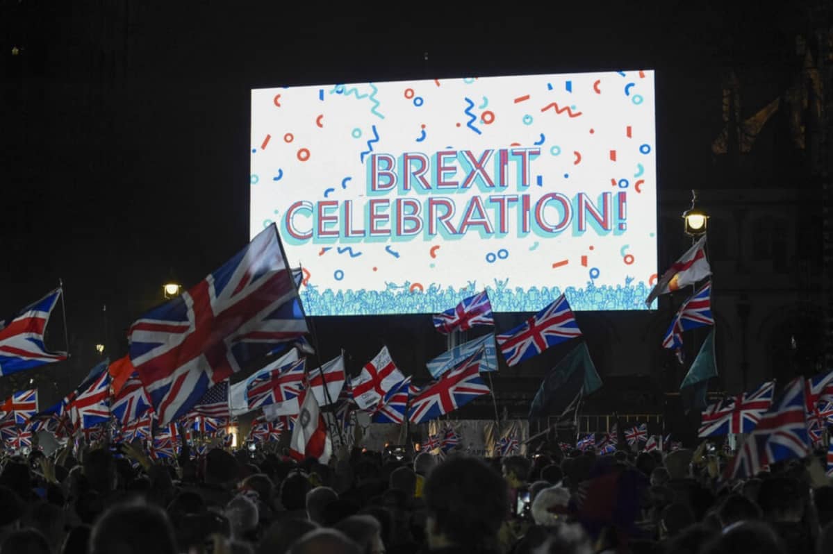 Kuvassa kyltti, jossa lukee "Brexit Celebration". Sen edessä on Britannian lippuja.