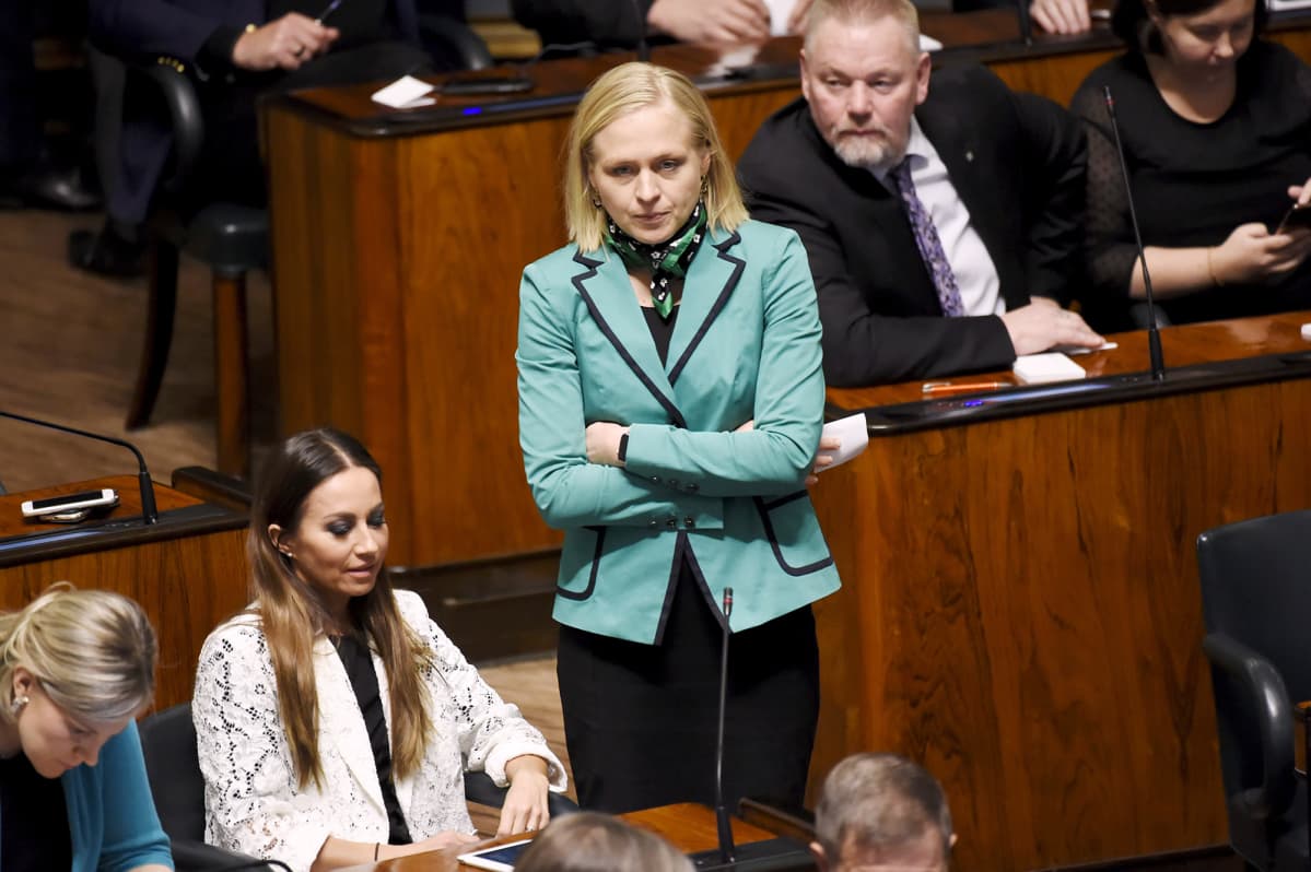 Elina Lepomäki eduskunnan täysistunnossa.
