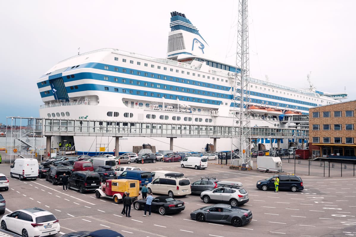Matkustajalaiva Helsingin satamasta.