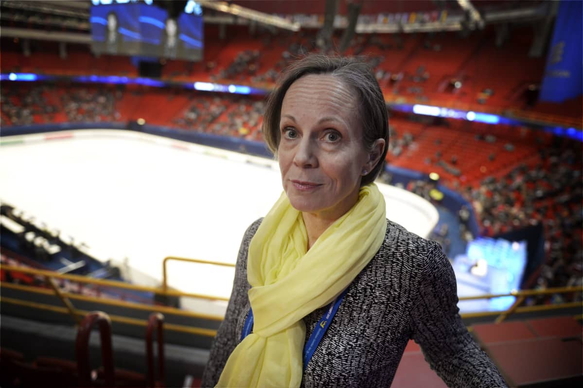 Laura Raitio lähikuvassa.