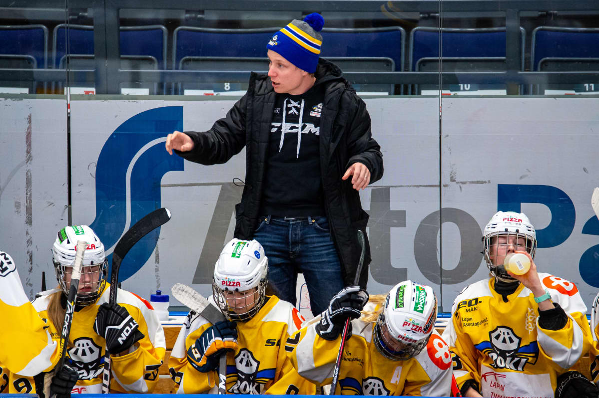 Päävalmentaja Tuomas Liitola ja RoKin naisten jääkiekkojoukkue