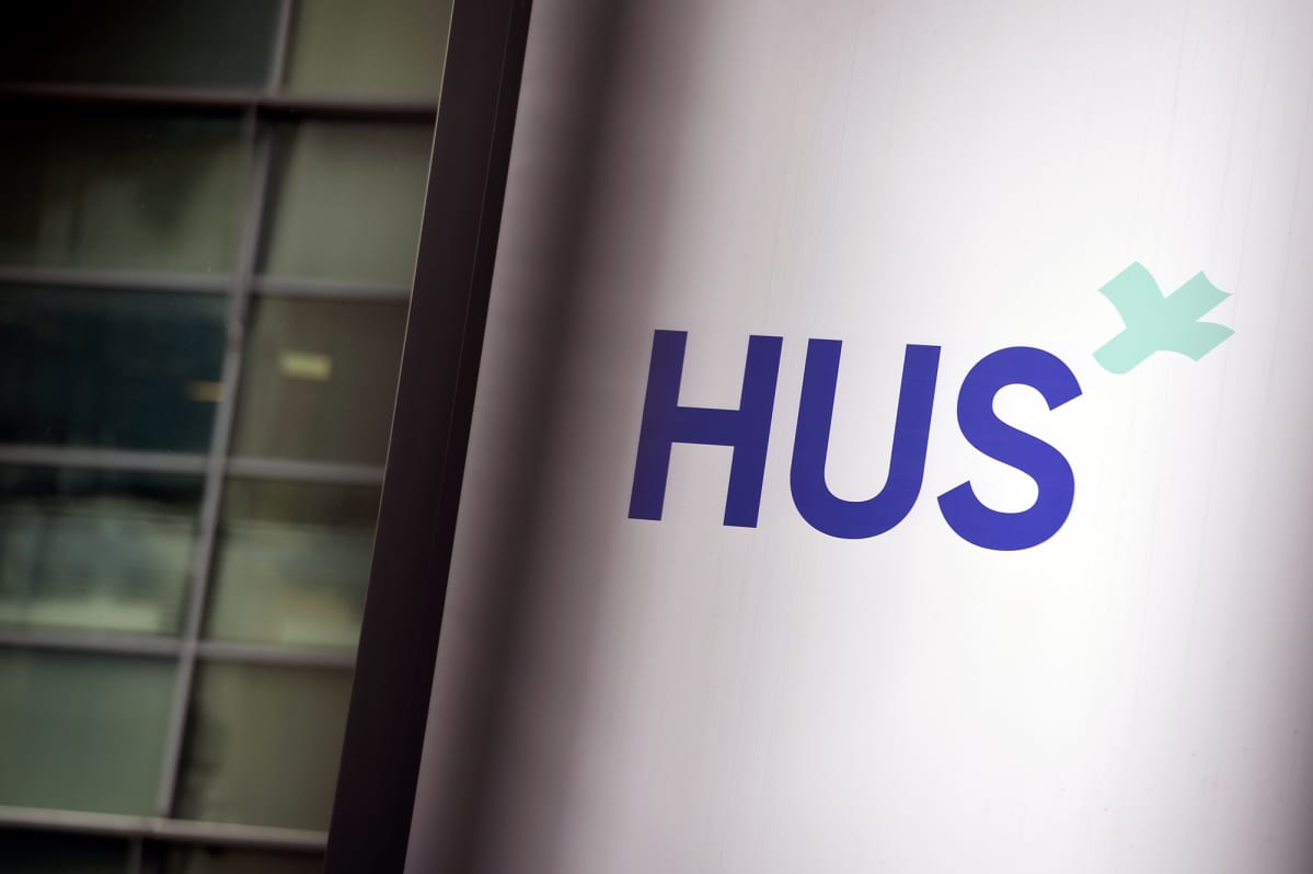 HUS:n logo Meilahden sairaala-alueella Helsingissä