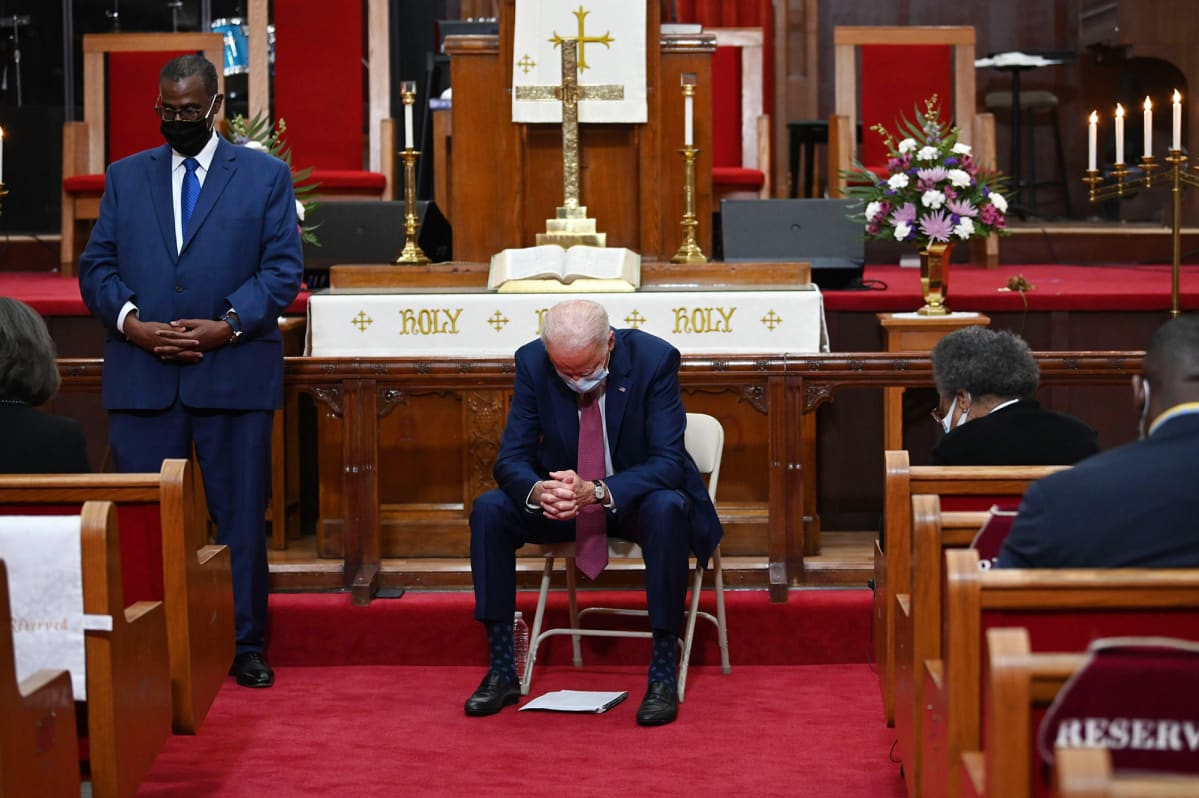 Joe Biden rukoilee kirkossa Delawaressa.