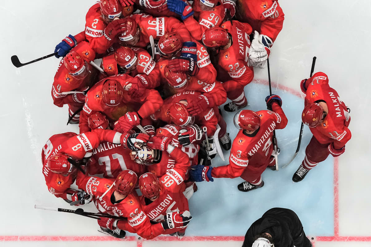 Venäjän joukkue juhlii MM-hopeaa jääkiekossa vuonna 2019.