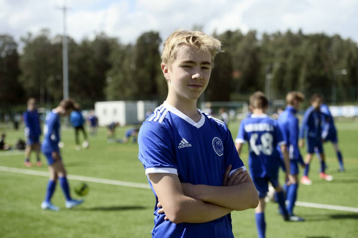 JäPSin pelaaja Oskari Myllys jalkapallon Helsinki Cupin avajaispäivänä.