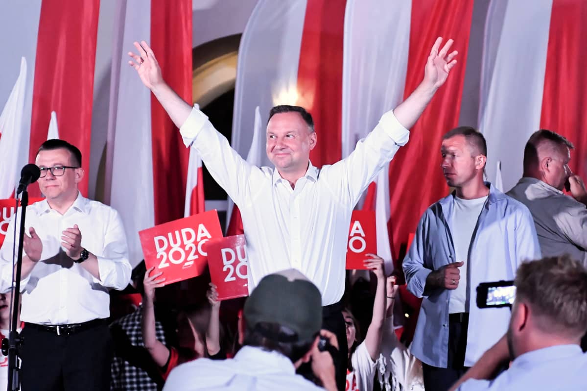 Andrzej Duda tapaamassa paikallisia asukkaita Zamoscissa, Puolassa 10. heinäkuuta.